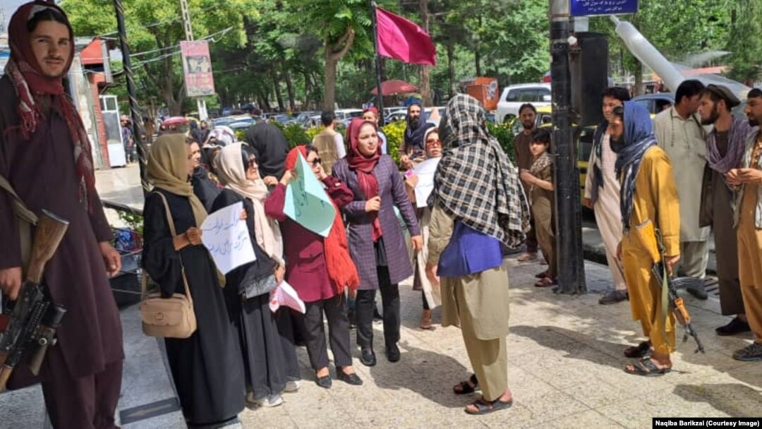 زنان معترض در جاده‌های کابل. 