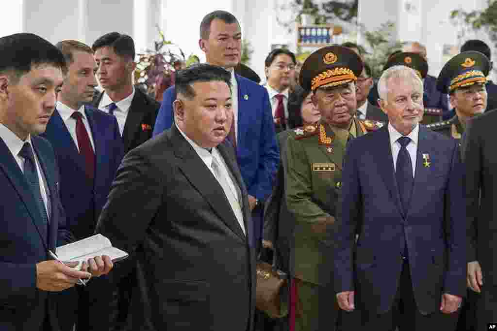 Kim Jong Un,&nbsp; însoțit de viceprim-ministrul Denis Manturov, a vizitat și o uzină care produce avioane de pasageri Sukhoi SJ-100, &bdquo;I-am arătat liderului (Coreei de Nord) una dintre cele mai importante fabrici de avioane ale noastre. Vedem potențialul de cooperare în domeniul fabricării de aeronave și în alte industrii, ceea ce este deosebit de acut pentru rezolvarea sarcinii țărilor noastre de a realiza suveranitatea tehnologică&rdquo;, a spus oficialul rus.