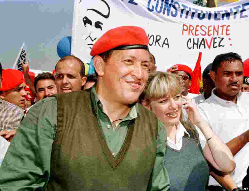Predsjednički kandidat Hugo Chavez sa suprugom Marisabel, Caracas, 8. august 1998. Foto: AFP / Bertrand Parres 