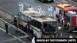 Остатоци од автобусот по несреќата во Бугарија