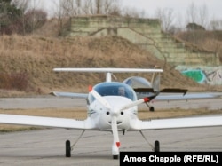 Un pilot se îndreaptă spre pista de decolare de la baza aeriană Milovice, martie 2025.