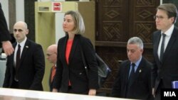 Шефицата на европската дипломатија Федерика Могерини во Собранието на Македонија. Ја придружува амбасадорот на ЕУ, Жбогар