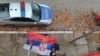 Policia shihet para ndërtesës së komisionit komunal të zgjedhjeve në Mitrovicë të Veriut. 