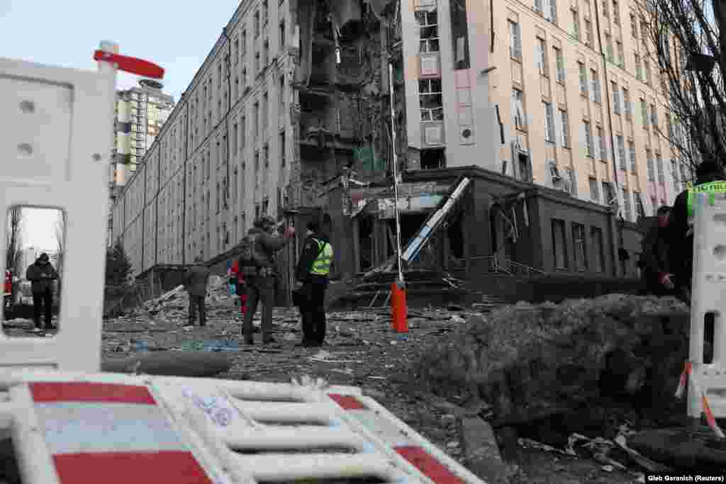 Ще одна вирва від російської ракети, яка впала в Києві 31 грудня 2022 року. Було пошкоджено один зі столичних готелів 