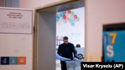 Një qytetar duke votuar në një qendër votimi në Prishtinë. 17 tetor 2021. 