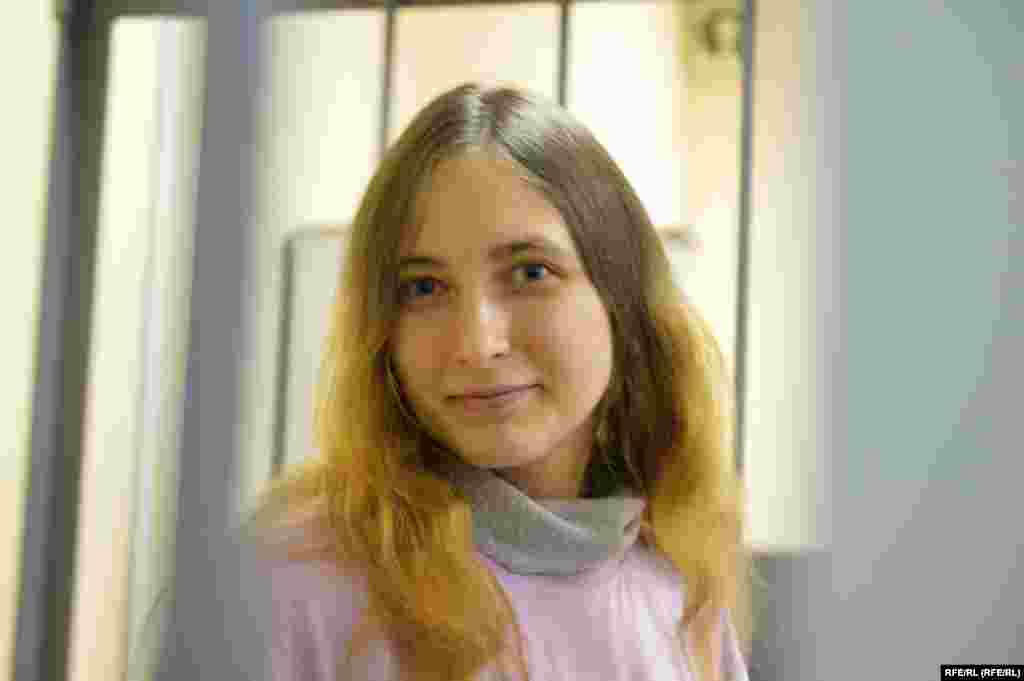 Aleksandra Skočilenko Umjetnica i spisateljica iz Sankt Peterburga osuđena je na sedam godina zatvora jer je mijenjala oznake s cijenama&nbsp;u supermarketu kako bi uključila informacije o ruskoj invaziji. Nakon što je izrekla visoku kaznu, sutkinja Oksana Demiševa, koja je bila uključena u predmet, dobila je unapređenje.