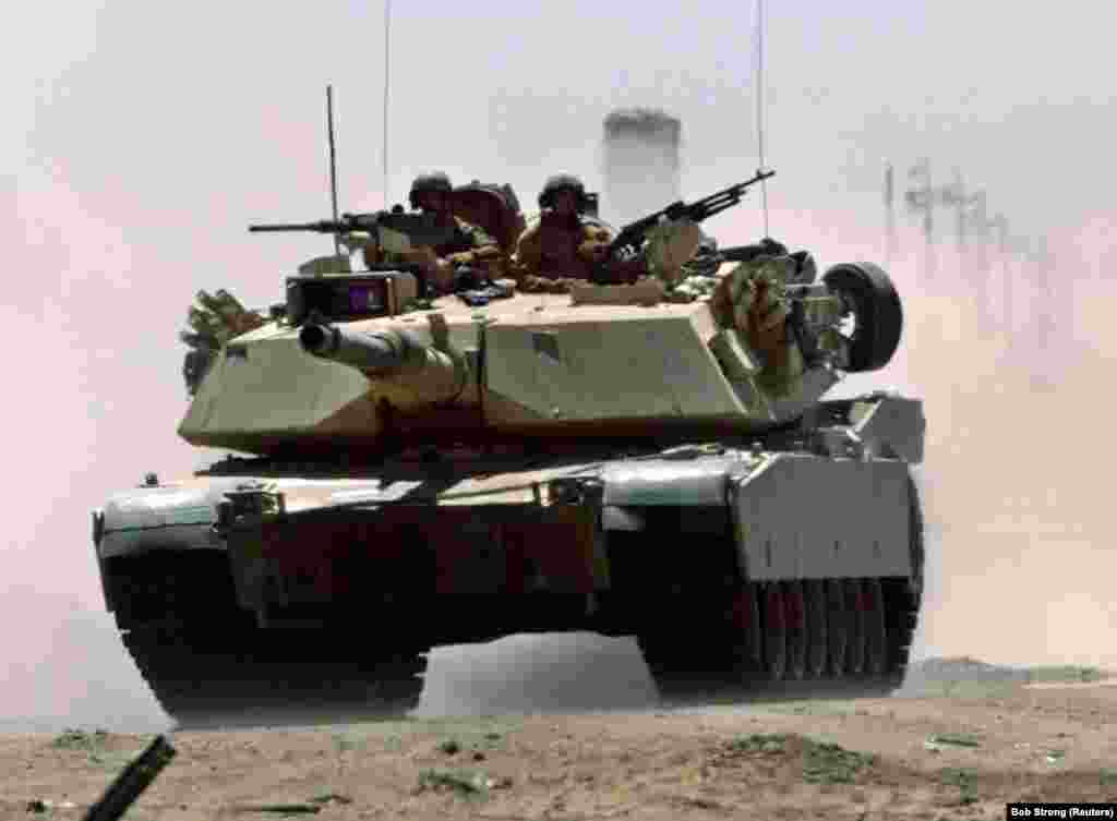 Тенк М1А1 Абрамс на американскиот марински корпус по ирачкиот автопат во близина на воен сообраќаен контролен пункт во Фалуџа на 1 јули 2004 година. Се верува дека армијата на САД има 2.509 Абрамсови во различни верзии, со дополнителни 3.700 во складиште.