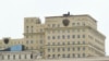 O imagine de pe rețelele de socializare arată cum este instalat un sistem de rachete Panțir pe acoperișul clădirii Ministerului rus al Apărării din Moscova. 