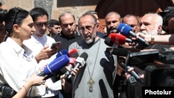 Mikael Ajapahian, șeful Episcopiei de Shirak a Bisericii Apostolice Armene, vorbește cu reporterii - 27 iunie 2025.