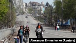 Banorët e Mariupolit udhëtojnë përgjatë një rruge, prill 2022.