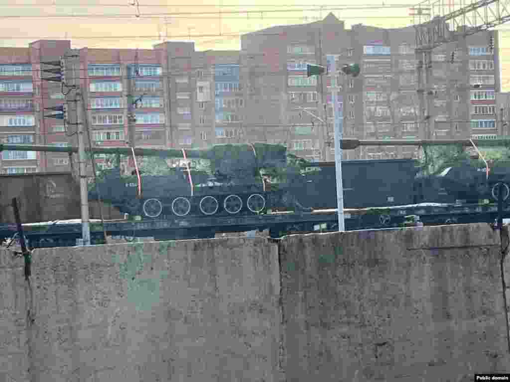 O fotografie a sistemelor de artilerie cu rază lungă de acțiune nord-coreeană, care ar fi fost transportate prin Rusia Angajamentul de 300 de milioane de euro de la Bruxelles vine într-un moment critic pentru Kiev, pe fondul dovezilor tot mai mari că trupele nord-coreene luptă alături de forțele ruse în Ucraina. Fotografia de mai sus, distribuită pentru prima dată la începutul acestei luni, indică, de asemenea, că Fenianul trimite materiale pentru a ajuta invazia terestră a Rusiei. Material preluat de la Europa Liberă România.