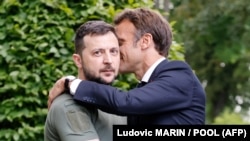 Францускиот претседател Емануел Макрон и украинскиот претседател Володимир Зеленски