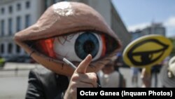Supravegherea serviciilor și a statului de către proprii cetățeni trebuie reglementată, au transmis reprezentanții ONG-ului Declic la un protestest din 2022. În acest context, avertizorul de integritate este esențial într-un stat de drept.