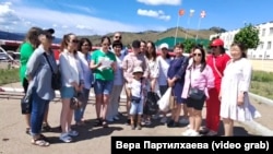 Күйөлөрүн согуштан кайтарууну талап кылган бурятиялык аялдар.
