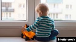 2021-ben 1693 nyilvántartott örökbe fogadható gyerek volt Magyarországon, azonban az engedélyezett örökbefogadások száma csupán 995, miközben az adatok szerint tavaly 3046-an akartak gyereket (képünk illusztráció)