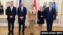 Novák Katalin köztársasági elnök (k), balra Dabóczi Kálmán alelnök és Bíró Ferenc elnök, jobbra Molbusz Tímea alelnök valamint Windisch László, az Állami Számvevőszék elnöke az Integritás Hatóság vezetőinek kinevezésén a Sándor-palota Tükörtermében 2022. november 4-én.