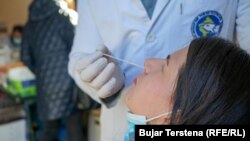 Pamje nga testimi për koronavirus në Kosovë.