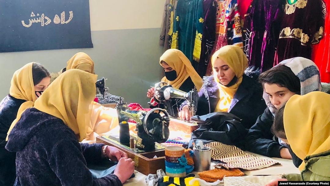 کارگاه خیاطی که از سوی شماری از دختران دانشجو ایجاد شده است. 