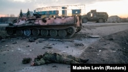 Украинадагы сугышта Харьков янында һәлак булган Русия хәрбиенең мәете. Архив фотосы