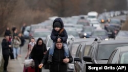 Украински бежанци преминават границата с Молдова в първите дни на войната.