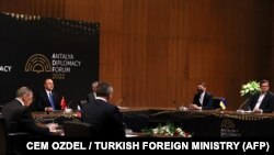 Разговори на Кулеба и Лавров во Турција.