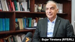 Ish-ministri i Energjisë, Ethem Çeku gjatë intervistës me Radion Evropa e Lirë. 25 janar 2022. 