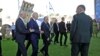 Benny Gantz izraeli védelmi miniszter, Joe Biden amerikai elnök és Jaír Lapid ügyvivő izraeli kormányfő a Vaskupola védelmi rendszert tekinti meg a Ben Gurion repülőtéren, Tel-Aviv közelében. 2022. július 13. 