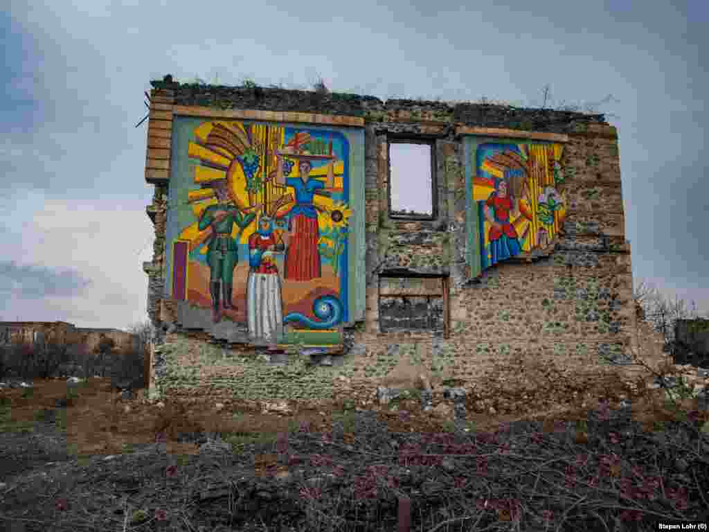 Një mural i epokës sovjetike qëndron ende mes rrënojave të qytetit. Lohr tregoi se atij iu tha që të lëvizte shpejt për t&#39;iu ikur snajperistëve azerbajxhanas që ndonjëherë mund të ishin në zonat përreth.