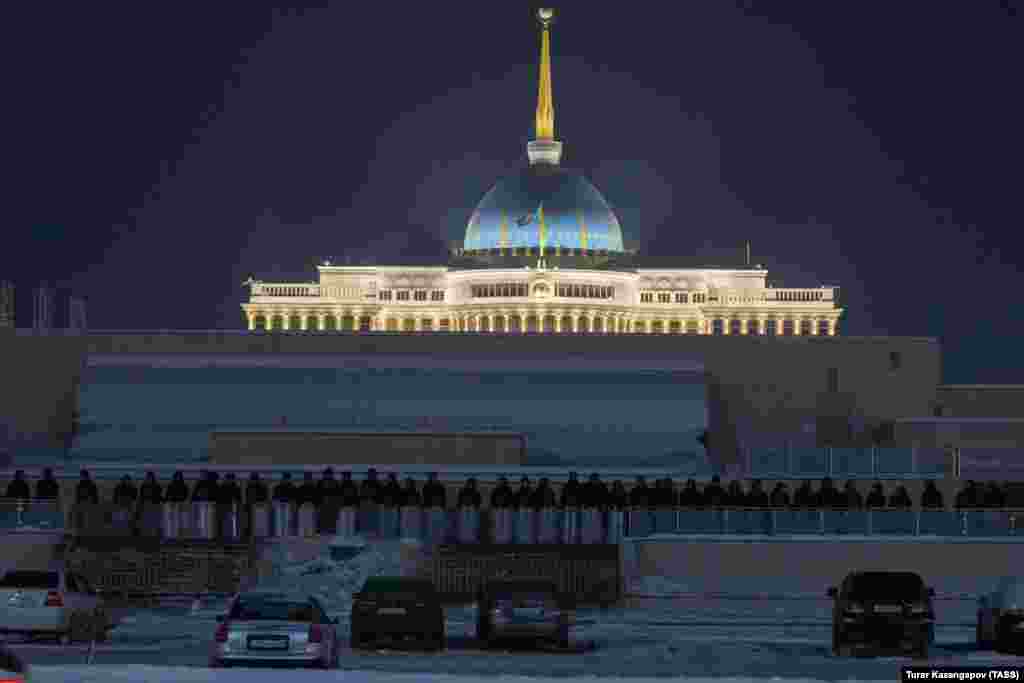 «Стіна» силовиків на периметрі президентського палацу в Нур-Султані. У столиці Казахстану було відносно тихо, позаяк хвиля насильства захлеснула інше місто ‒ Алмати