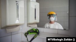  Ápoló a koronavírussal fertőzött betegek fogadására kialakított osztályon a fővárosi Szent János Kórházban 2020. május 14-én.