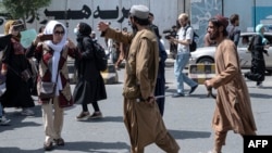 Luftëtarët talibanë duke shpërndarë një protestë të organizuar nga gratë afgane në Kabul më 13 gusht 2022.