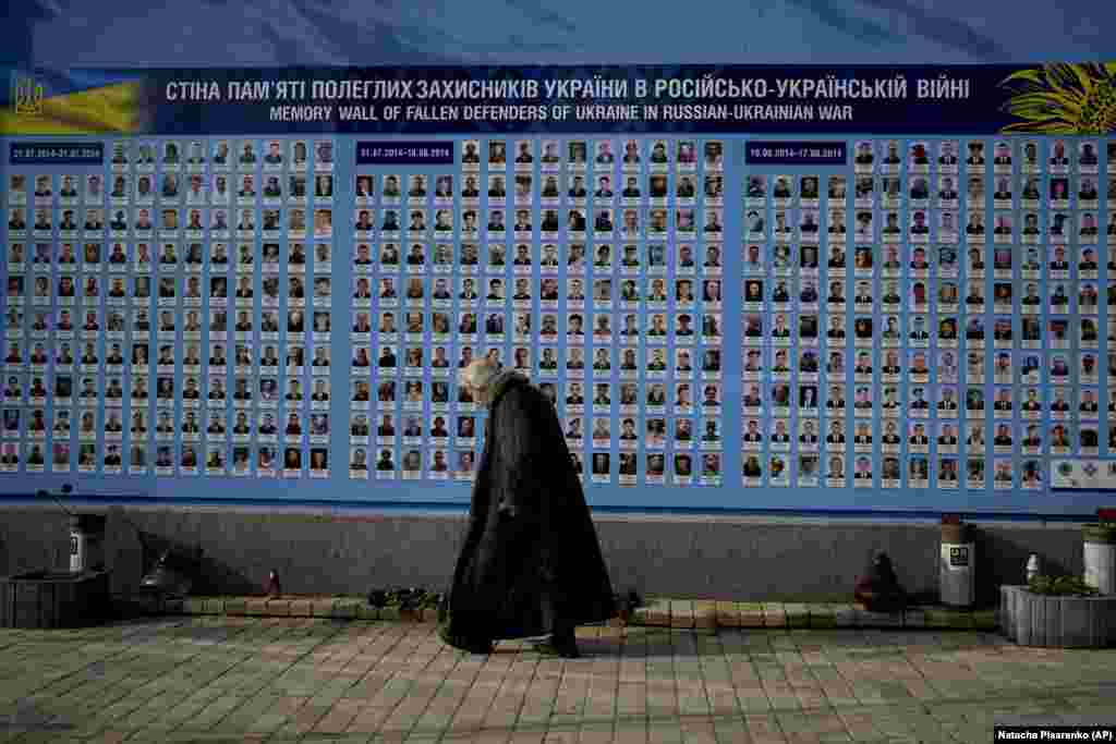 Kiev, 23 mai - Portretele soldaților ucraineni căzuți în războiul declanșat de Rusia în Ucraina.