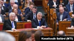 Orbán Viktor miniszterelnök és Semjén Zsolt nemzetpolitikáért, egyházügyekért és nemzetiségekért felelős miniszterelnök-helyettes szavaz az Országgyűlés plenáris ülésén 2022. május 24-én