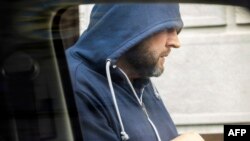 Юры Гараўскі прыехаў у суд у каптуры, які хавае частку твару