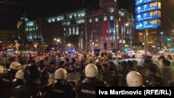 Белград- полицијата ги спречи десничарските групи да стигнат до местото на кое синоќа учесниците на Парадата на гордоста одржаа забава
