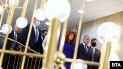 Румен Радев, Илияна Йотова и техният инициативен комитет излизат от щаба си за кратка пресконференция, след като печелят балотажа вечерта на 21 ноември 2021. 