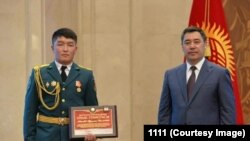 Чек арада окко учкан Нурсултан Жаныбеков күжүрмөн кызматы үчүн мамлекеттик сыйлык алган. (Сүрөт маркумдун туугандарынан алынды)