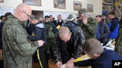 Recruți ruși adunați în incinta unui centru militar de instruire din Rostov. (fotografie de arhivă)