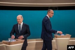 Cancelarul german Olaf Scholz (st) și Friedrich Merz (dr), într-o dezbatere televizată din 9 februarie.
