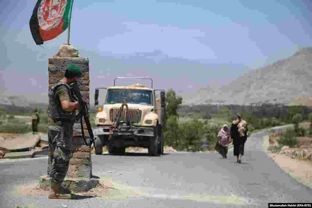Një ushtar afgan shikon nga një pikë kontrolli në provincën Laghman, më 8 korrik, pas raporteve se forcat afgane të sigurisë e pastruan zonën nga militantët talibanë. &nbsp;