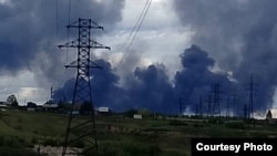 Füst gomolyog az égen egy ukrán dróntámadás után az oroszországi Irkutszk régióban.