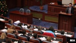 Премиерот Зоран Заев го презентираше текстот за нацрт-амандманите кои денес се на дневен ред пред пратениците