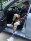 41-річний Микола Шот із Новояворівська, що на Львівщині, втратив обидві руки і ноги на війні у лютому 2024 року. Він пройшов протезування у США і в Україні. Сьогодні їздить на автомобілі