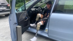 41-річний Микола Шот із Новояворівська, що на Львівщині, втратив обидві руки і ноги на війні у лютому 2024 року. Він пройшов протезування у США і в Україні. Сьогодні їздить на автомобілі