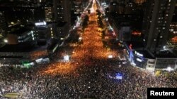 Протест поради несреќата на железничката станица во Нови Сад, за која демонстрантите ја обвинуваат негрижата и корупцијата на властите. Нови Сад, Србија, 5 ноември 2024. Снимка од дрон.