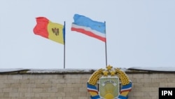 Drapelele Republicii Moldova şi autonomiei găgăuze pe clădirea administrației autonomiei din Comrat