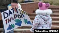 La un protest al mamelor în faţa Parlamentului, februarie 2015