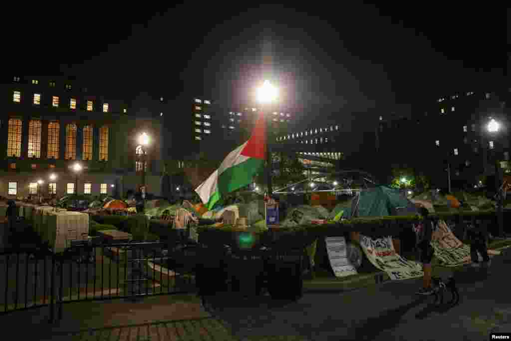 Situația de la Columbia s-a deteriorat în cursul nopții de luni spre marți. Tabăra de corturi pro-palestiniană, evacuată săptămâna trecută, apoi lăsată să se formeze din nou, este „creierul” noii escaladări a protestului. La această fază a manifestațiilor, studenții nu sunt furioși doar pe armata israeliană care a ucis 34.000 de oameni în Gaza sau numai pe guvernul american care sprijină armata Israelului, pe companiile american care investesc în Israel, ci și pe conducerea universității lor, care i-ar fi trădat, ascultând de politicienii de la Washington. 