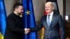 Kancelari gjerman Olaf Scholz (djathtas) dhe presidenti ukrainas Volodymyr Zelensky takohen për bisedime në Konferencën e Sigurisë në Munih, më 15 shkurt.