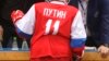 Илустрација - Путин на натпревар со руските хокеарски ѕвезди меѓу кои и светски популарниот Алекс Овечкин (прв од лево)